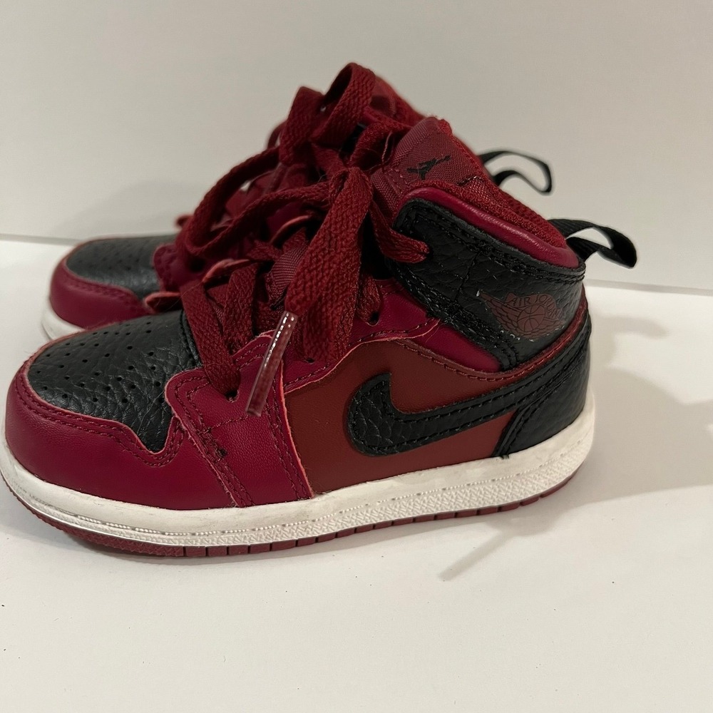 Toddler size 6 Nike Air Jordan shoes‎ (s-189)
